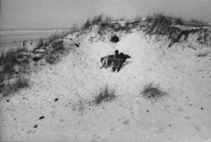 Due giovani sdraiati su una duna di sabbia