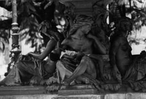 Bahia - bambino brasiliano dorme tra le braccia di una statua