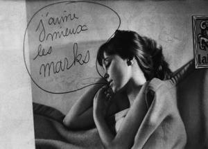Parigi - manifesto pubblicitario sovrascritto con "preferisco i marchi"