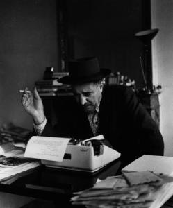 Parigi - lo scrittore americano William Saroyan alla macchina da scrivere nella sua casa parigina