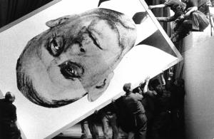 Parigi - deposizione di un manifesto con l'effigie del generale De Gaulle