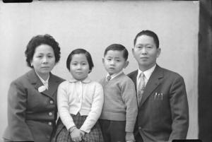 Ritratto di gruppo famigliare - madre - figlio - padre - cinesi.