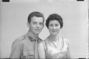 Ritratto di coppia - fidanzati - giovane militare.