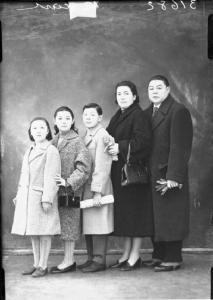 Ritratto di gruppo famigliare multietnico - madre (italiana) - padre (cinese) - tre figli.