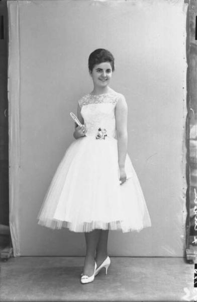 Ritratto femminile - giovane sposa in abito da nozze.