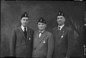 Ritratto di gruppo - tre anziani indossano onoreficenze.