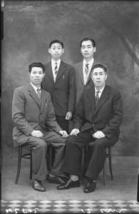 Ritratto di gruppo famigliare - padre - figli - cinesi.