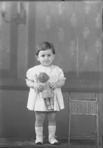 Ritratto femminile - bambina con bambola.