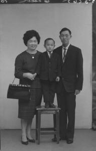 Ritratto di gruppo famigliare - genitori - figlio - cinesi.
