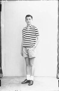 Ritratto maschile - ragazzo in bermuda e maglietta a righe.