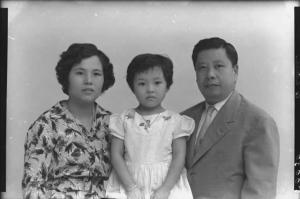 Ritratto di gruppo famigliare - genitori - figlia - cinesi.