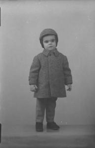 Ritratto maschile - bambino con cappottino e cappello.