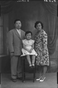 Ritratto di gruppo famigliare - genitori - figlia - cinesi.