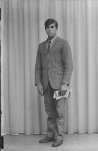 Ritratto maschile - giovane con giornale in mano.