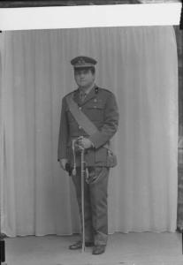 Ritratto maschile - giovane - militare in alta uniforme.
