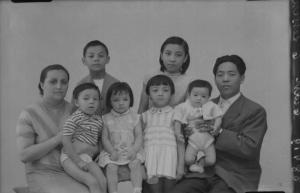 Ritratto di gruppo famigliare multietnico - madre - padre cinese - 6 figli.
