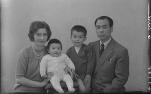 Ritratto di gruppo famigliare multietnico - madre - padre cinese - 2 figli.