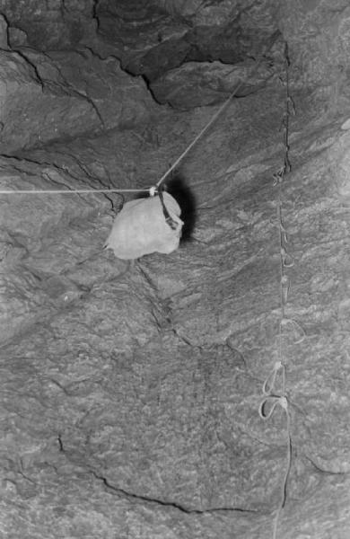 Zaino e scala di corda all'interno delle grotte di Niedleloch
