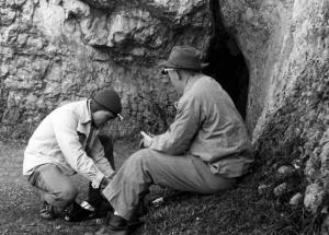 Speleologi al lavoro all'ingresso delle grotte di Niedleloch