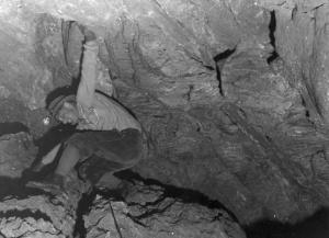 Speleologo all'interno delle grotte di Niedleloch