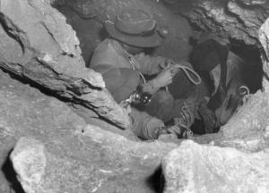 Speleologi al lavoro all'interno delle grotte di Niedleloch
