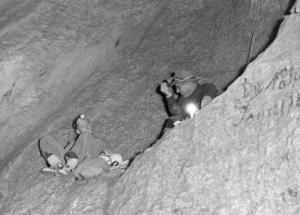 Speleologi al lavoro all'inteno delle grotte di Niedleloch