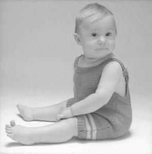 Bambina indossa tutina di maglia - Cherie Moda