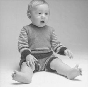 Bambina indossa maglia e calzoncini - Cherie Moda