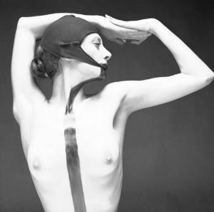 Ritratto femminile - giovane - modella nuda con cuffia nera in testa e fascia nera dipinta sul corpo. Patrizia