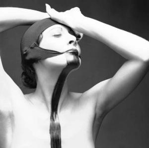 Ritratto femminile - giovane - modella nuda con cuffia nera in testa e fascia nera dipinta sul corpo. Patrizia