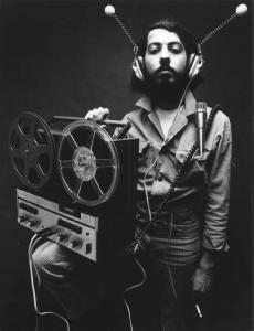 Ritratto maschile - uomo con cuffie, microfono e registratore a bobina