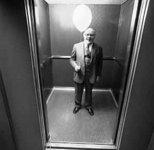 Campagna pubblicitaria Samet. Anziano in ascensore regge un palloncino