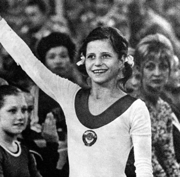 Riproduzione di un servizio fotografico pubblicato su Gente - la ginnasta Olga Korbut saluta il pubblico alla fine di un esercizio