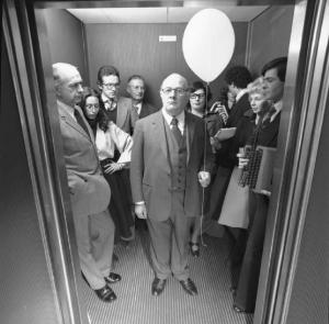 Campagna pubblicitaria Samet. Gruppo di persone in ascensore - anziano regge un palloncino