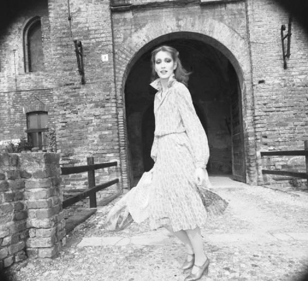 ATA moda - fotomodella indossa abito davanti a un castello - esterno - piano americano