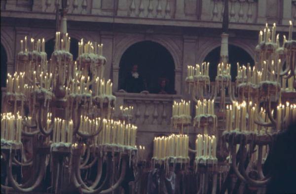 Set cinematografico del film "Il Casanova" - regia di Federico Fellini. I lampadari di una scena scorcio