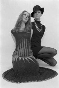 Ritratto di coppia - due modelle inginocchiate indossano abito scuro e abito di pallettes. Alicia