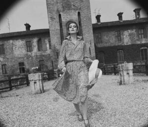 ATA moda - fotomodella indossa abito davanti a un castello - esterno - piano americano