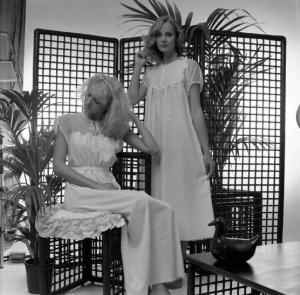 Moda femminile - ritratto in studio - figura intera. Coppia di fotomodelle indossa vestaglie da notte in seta