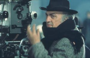 Set cinematografico del film "Il Casanova" - regia di Federico Fellini. Il regista di fianco alla macchina da presa - primo piano
