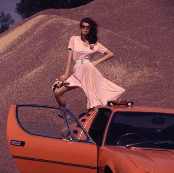 Campagna pubblicitaria Alfa GT coupé - fotomodella posa di fianco al veicolo - esterno