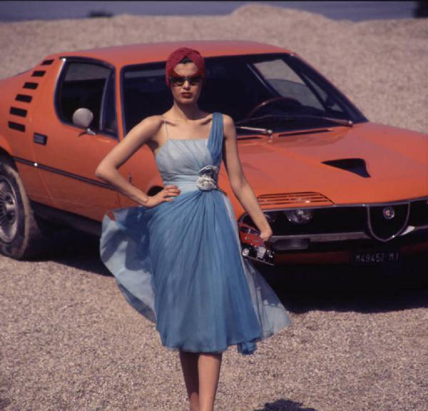 Campagna pubblicitaria Alfa GT coupé - fotomodella posa di fronte al veicolo - esterno