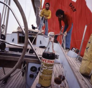 Campagna pubblicitaria Amaro Averna. Barca a vela - bottiglia con due bicchieri