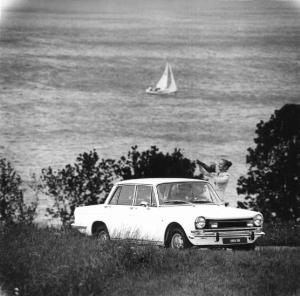 Autovettura Simca - Donna accanto al veicolo - Lago con barca