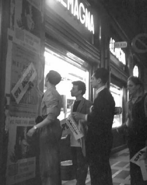 Elezioni politiche 1953. Milano - Muro - Attacchinaggio - Manifesti - Insegna del negozio "Alemagna"