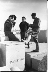 Itinerario Garibaldino. Marsala - Monumento ai Mille mai realizzato - Blocchi di marmo abbandonati - Uomini