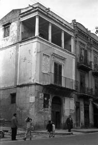 Itinerario Garibaldino. Misilmeri - Palazzo: casa di Paolo Guicciardi - Facciata - Lapide - Bambini in strada