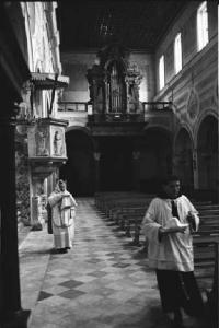 Itinerario Garibaldino. Palermo - Chiesa di Santa Maria degli Angeli (detta Chiesa della Gancia) - Interno - Navata principale - Prete con chierichetto