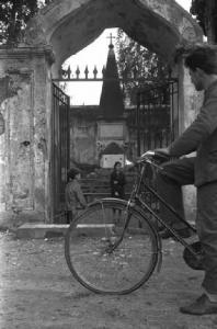Itinerario Garibaldino. Sant'Angelo in Formis - Cimitero garibaldino - Ingresso - Uomo con bicicletta
