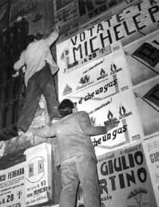 Elezioni politiche 1953. Napoli - Muro - Attacchinaggio - Manifesti elettorali